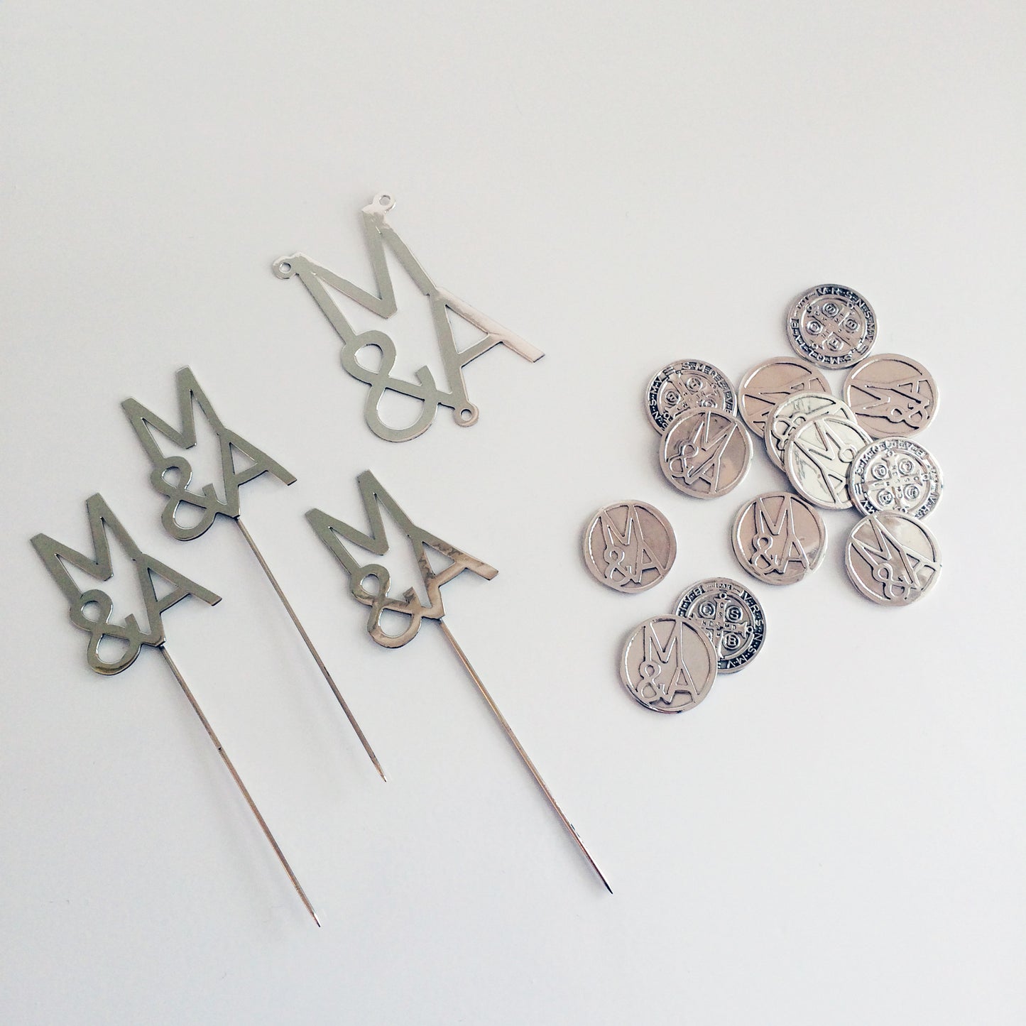 Boutonniere Iniciales - sin circulo