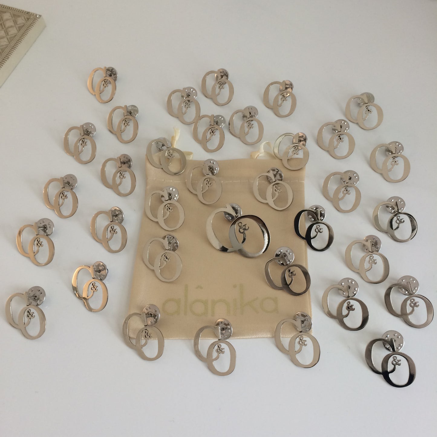 Boutonniere Iniciales - sin circulo