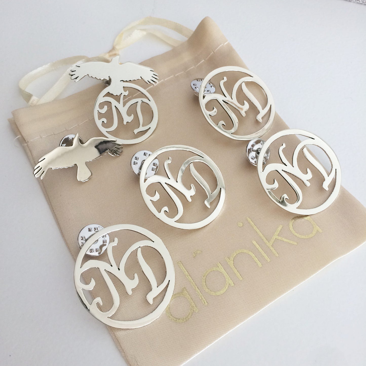 Boutonniere Iniciales - con Circulo